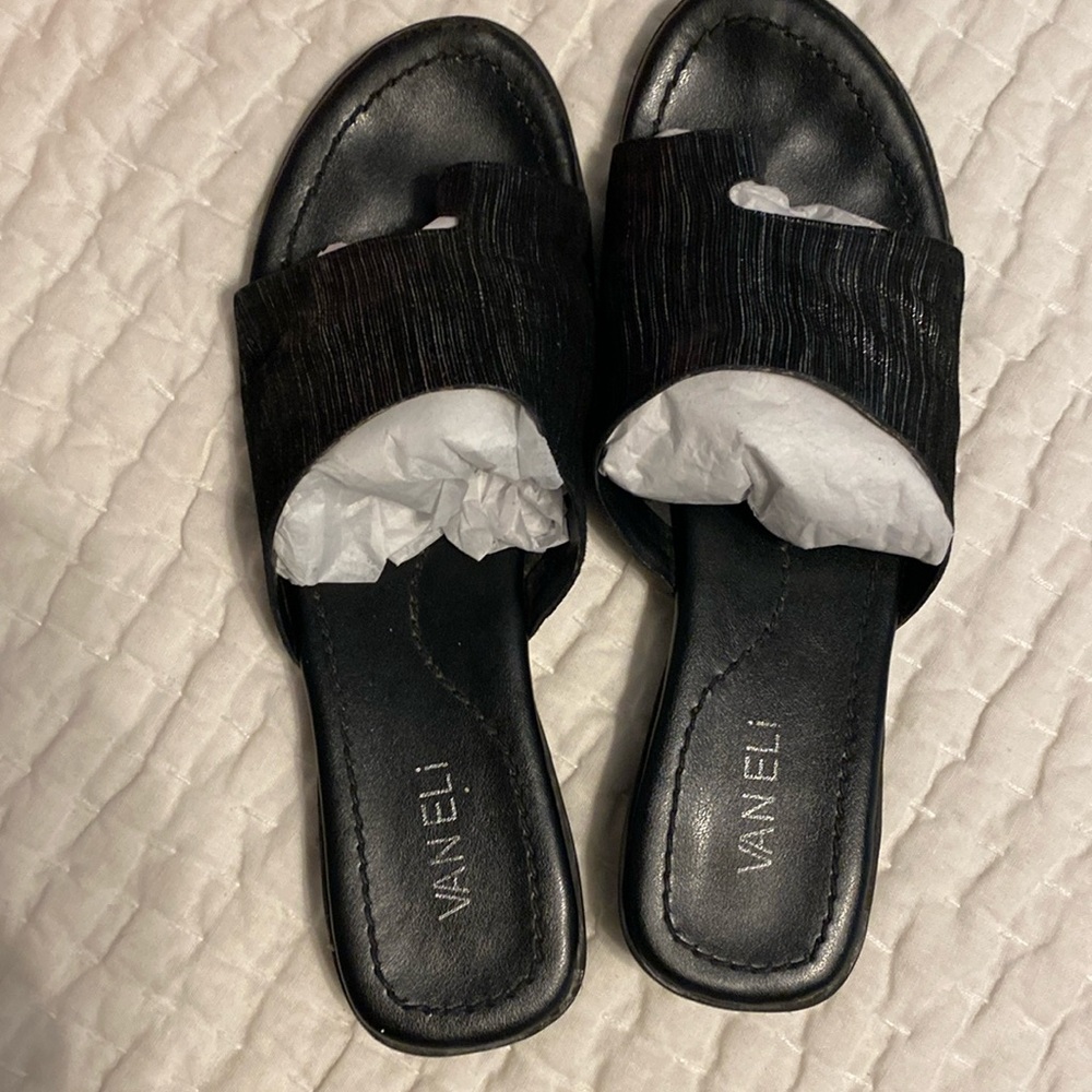 Vaneli Tallis silver/black city sandal. Size8m